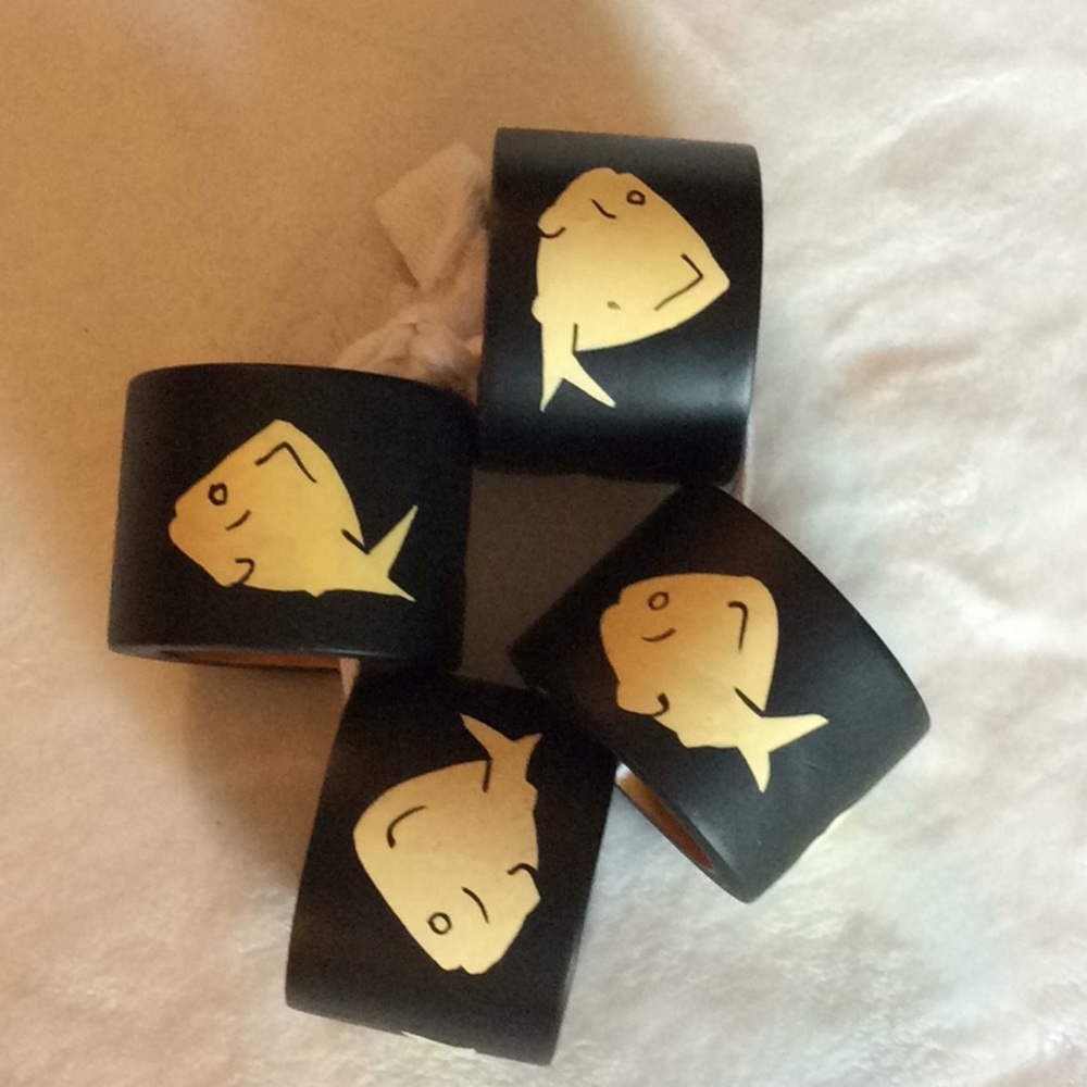 Like new!  Set of Four Wooden Napkin Rings